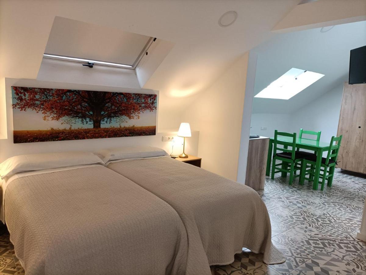 Villaviciosa de Odón Hostal Las Encinas מראה חיצוני תמונה